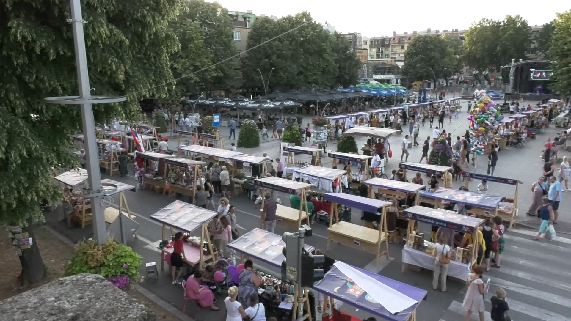 Noćni bazar održan na Gradskom trgu u Rumi