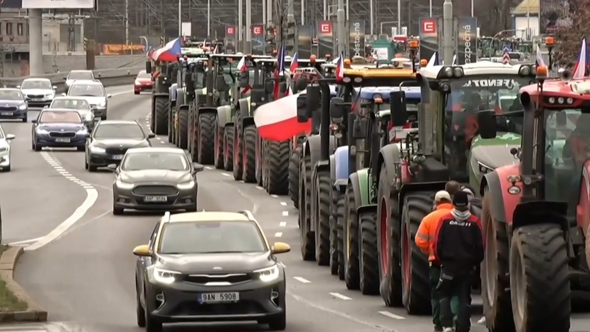 Kolone nezadovoljnih poljoprivrednika okupirale i Prag
